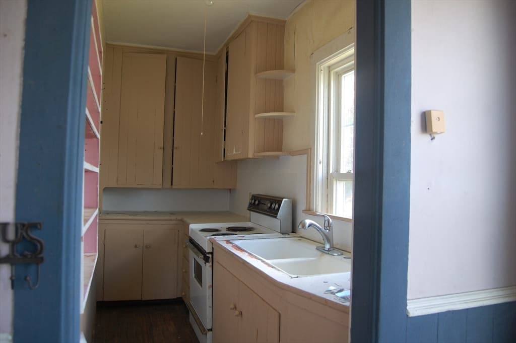 2 Family - 2 Units Up/Down at 10 Aldrich St, Webster MA 01570, Webster, photo 14 of 17