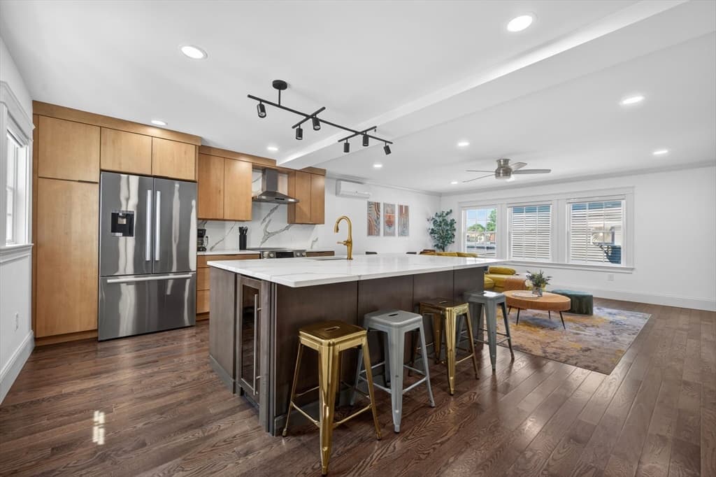 10 Osborne # B, Salem MA 01970