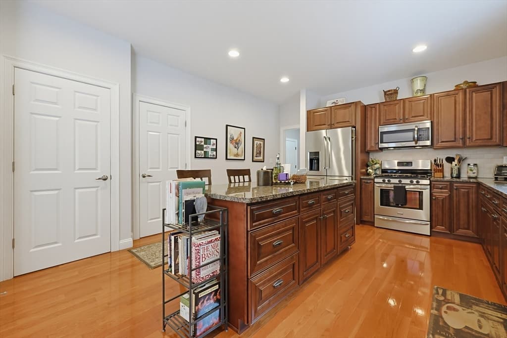 Single Family Residence at 969 Old Connecticut Path, Framingham MA 01701, photo 7 of 42