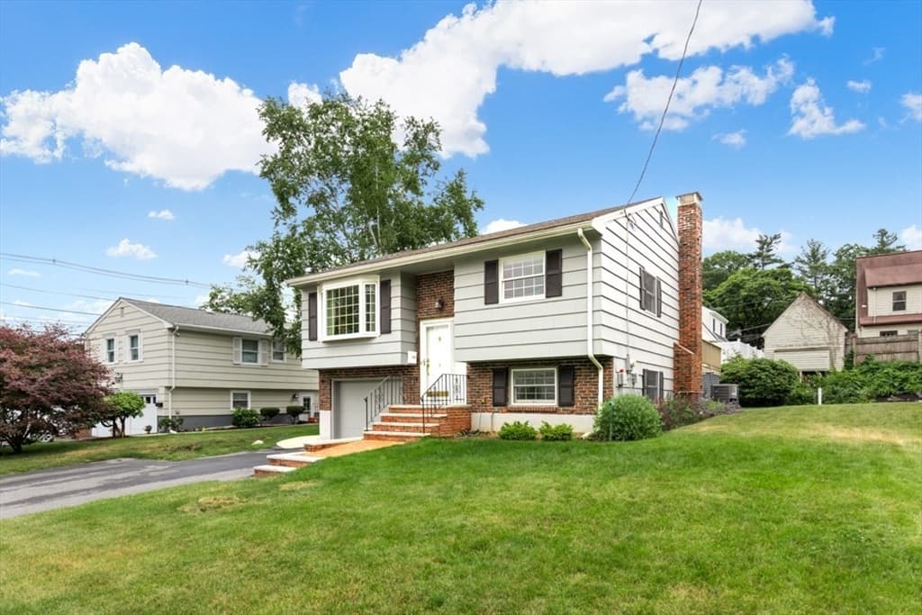 Single Family Residence at 4 Rossmore Rd, Lynnfield MA 01940, Lynnfield, photo 2 of 28