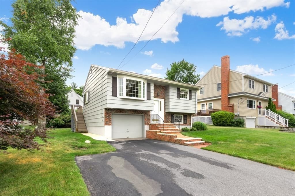 Single Family Residence at 4 Rossmore Rd, Lynnfield MA 01940, Lynnfield, photo 3 of 28