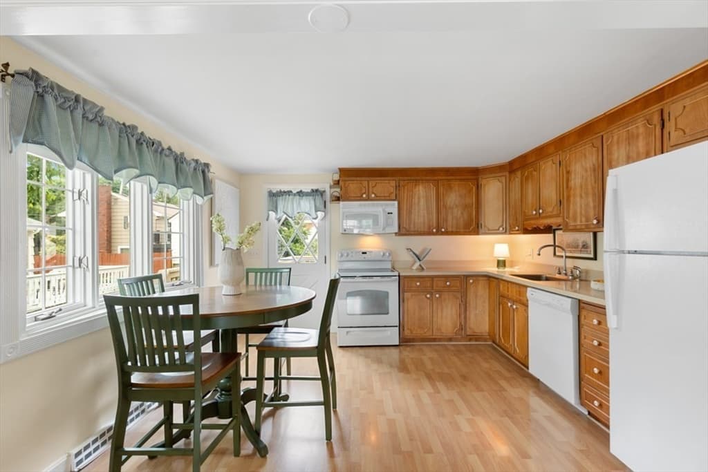 Single Family Residence at 4 Rossmore Rd, Lynnfield MA 01940, Lynnfield, photo 10 of 28