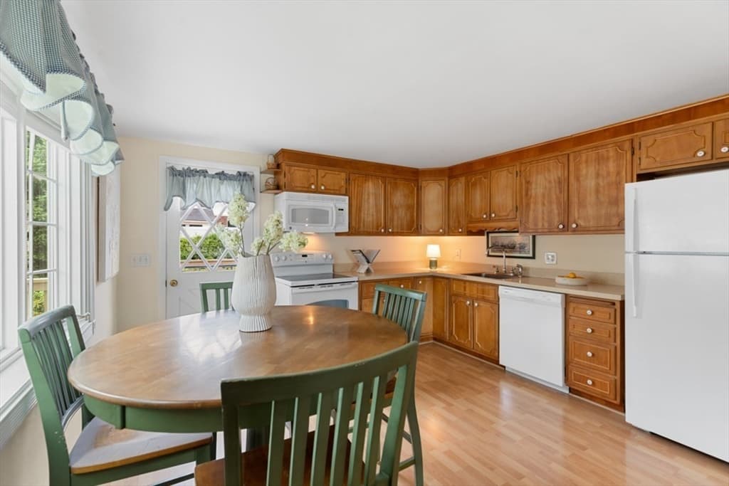 Single Family Residence at 4 Rossmore Rd, Lynnfield MA 01940, Lynnfield, photo 11 of 28
