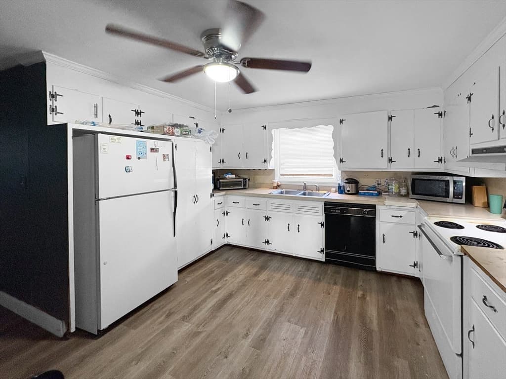 Single Family Residence at 17 Vincent Dr, West Springfield MA 01089, photo 8 of 25