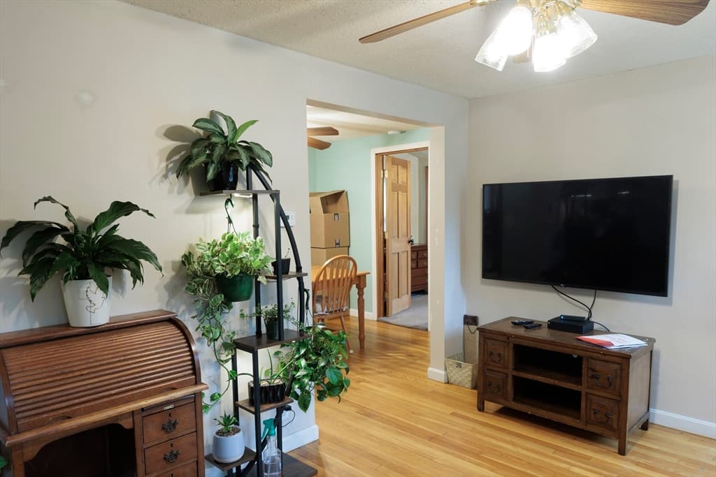 10 Larsen Ln, Billerica MA 01862 photo 3