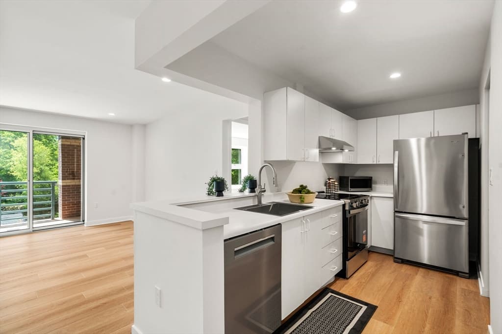 Condominium at 273 Cambridge Road # 205, Woburn MA 01801, Woburn, photo 6 of 34