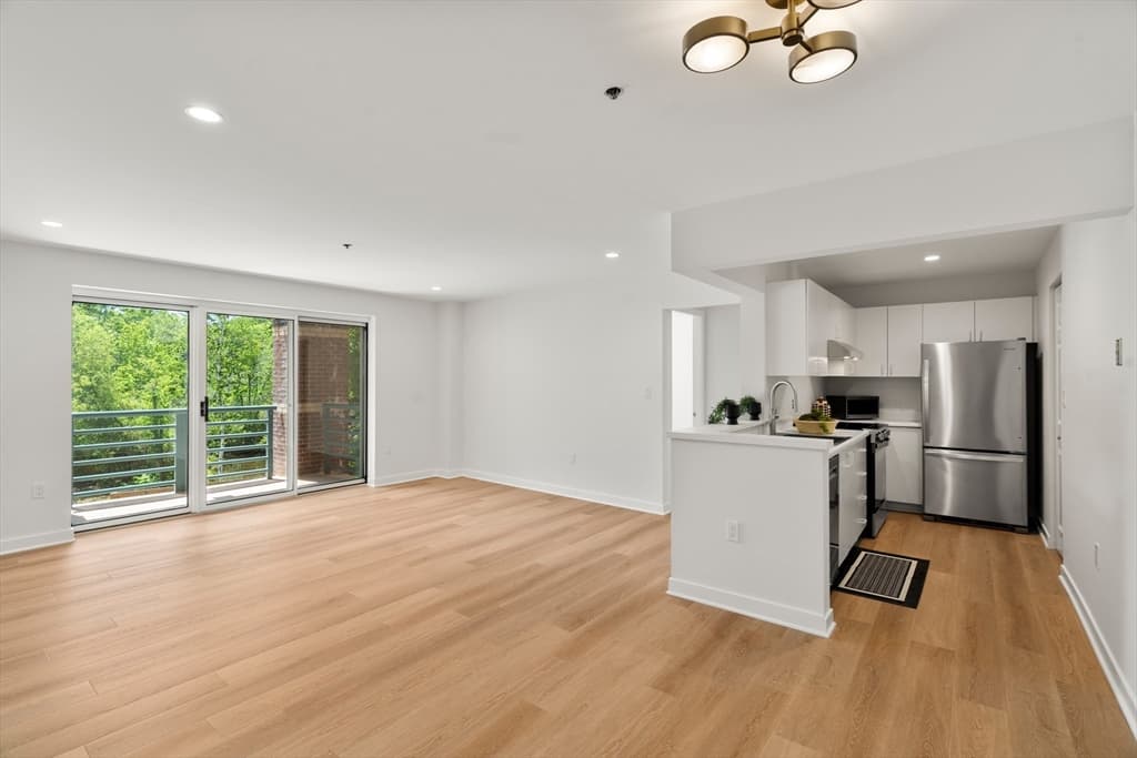 Condominium at 273 Cambridge Road # 205, Woburn MA 01801, Woburn, photo 5 of 34