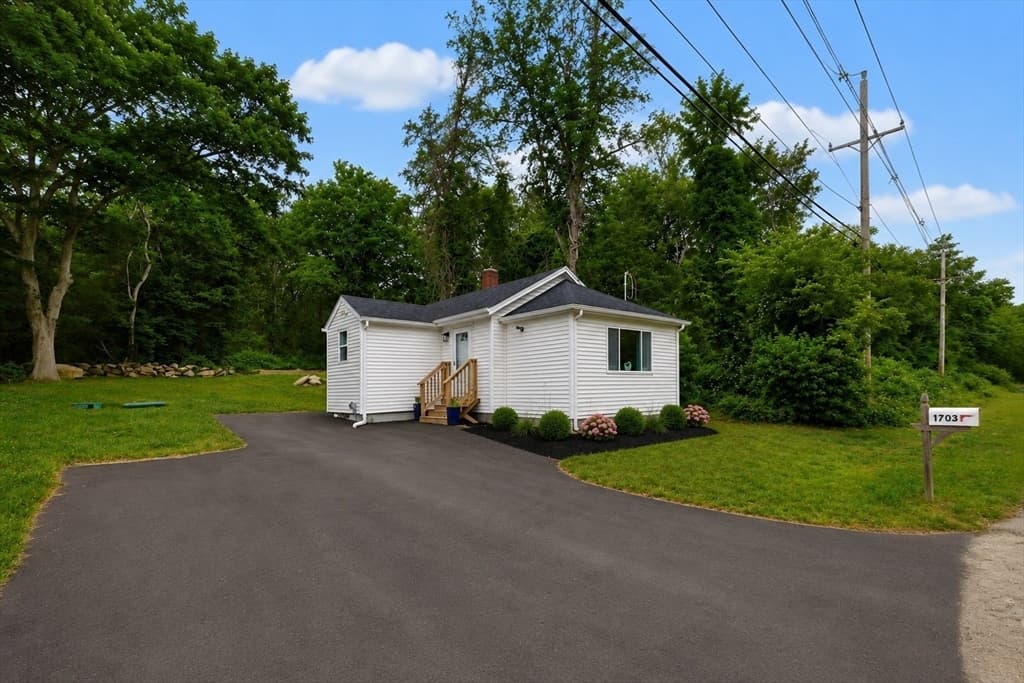 1703 Crandall Rd, Tiverton RI 02878