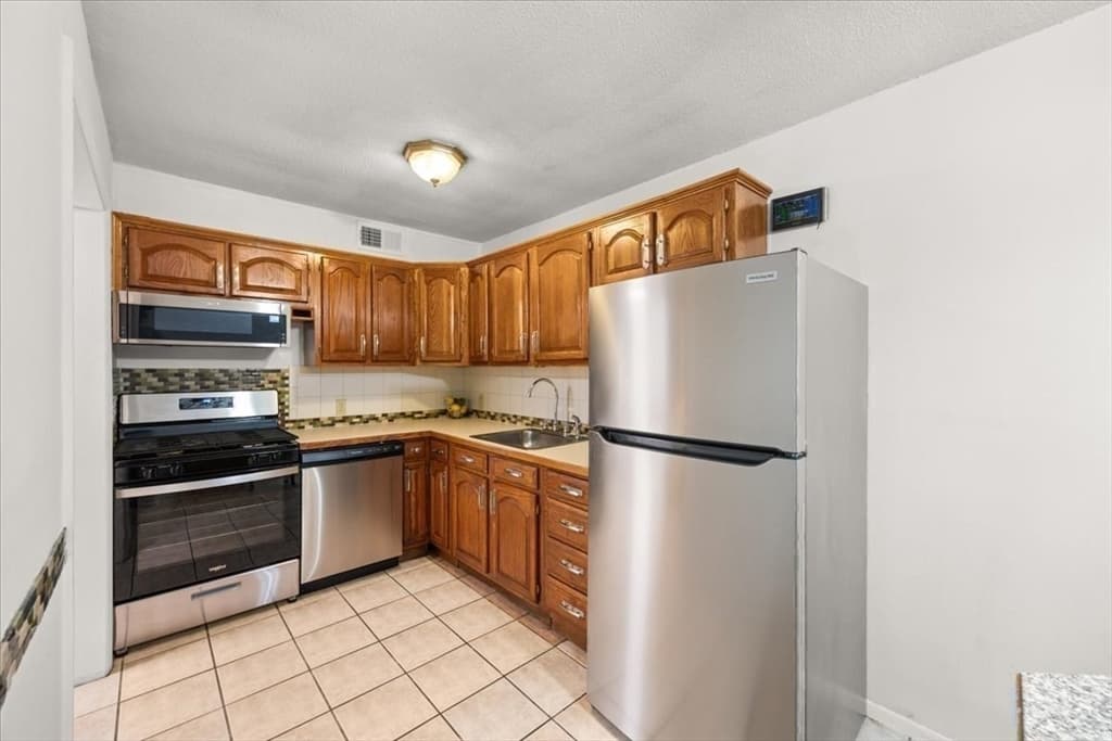 Condominium at 171 Highland Street # 103, Taunton MA 02780, Taunton, photo 6 of 15