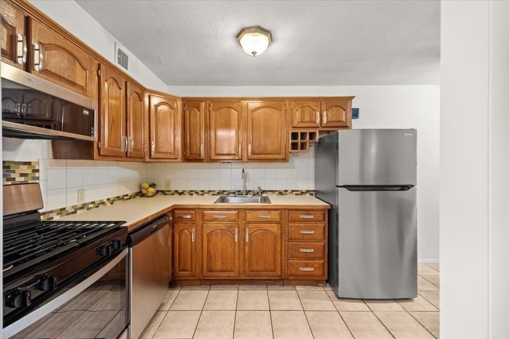 Condominium at 171 Highland Street # 103, Taunton MA 02780, Taunton, photo 5 of 15