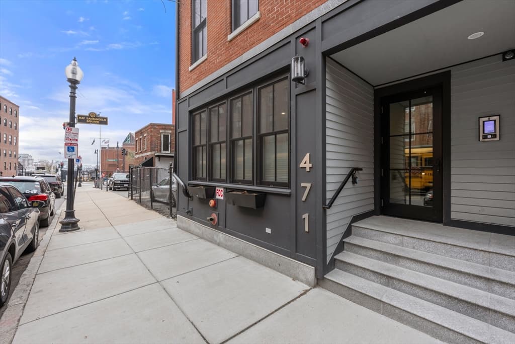 Condominium at 471 Hanover St # 2, Boston MA 02113, photo 11 of 12