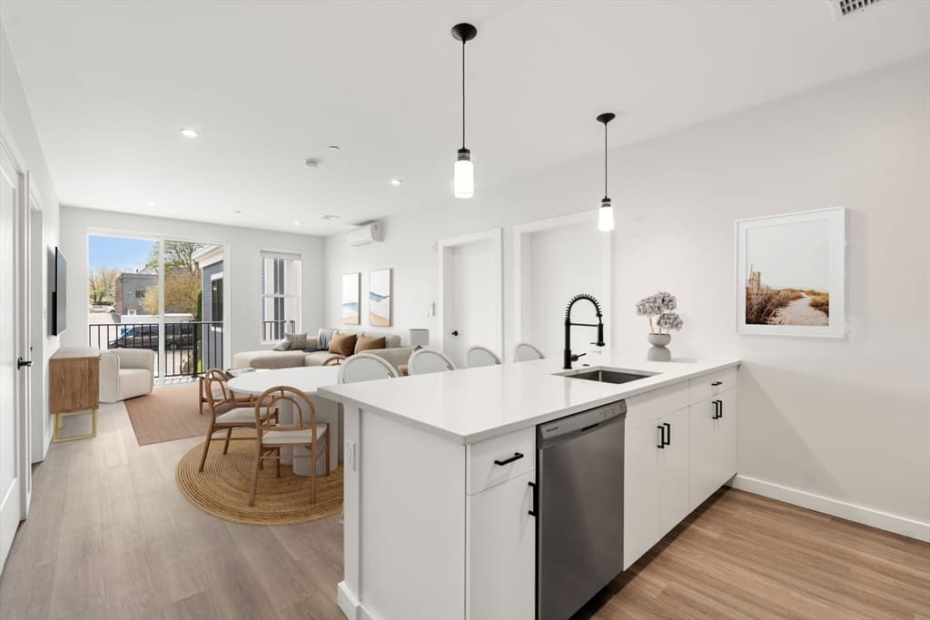 10 Somerset # 203, Winthrop MA 02152