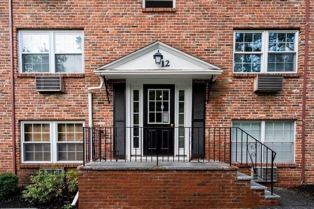 12 Colonial Village Dr # 1, Arlington MA 02474