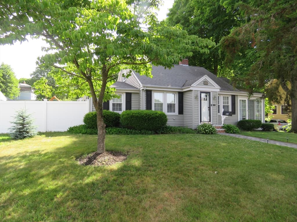 Single Family Residence at 812 East St, Dedham MA 02026, photo 2 of 33