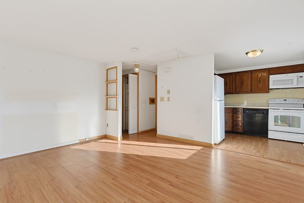 Condominium at 18 Cobb Ave # 18, Yarmouth MA 02675, Yarmouth, photo 3 of 29