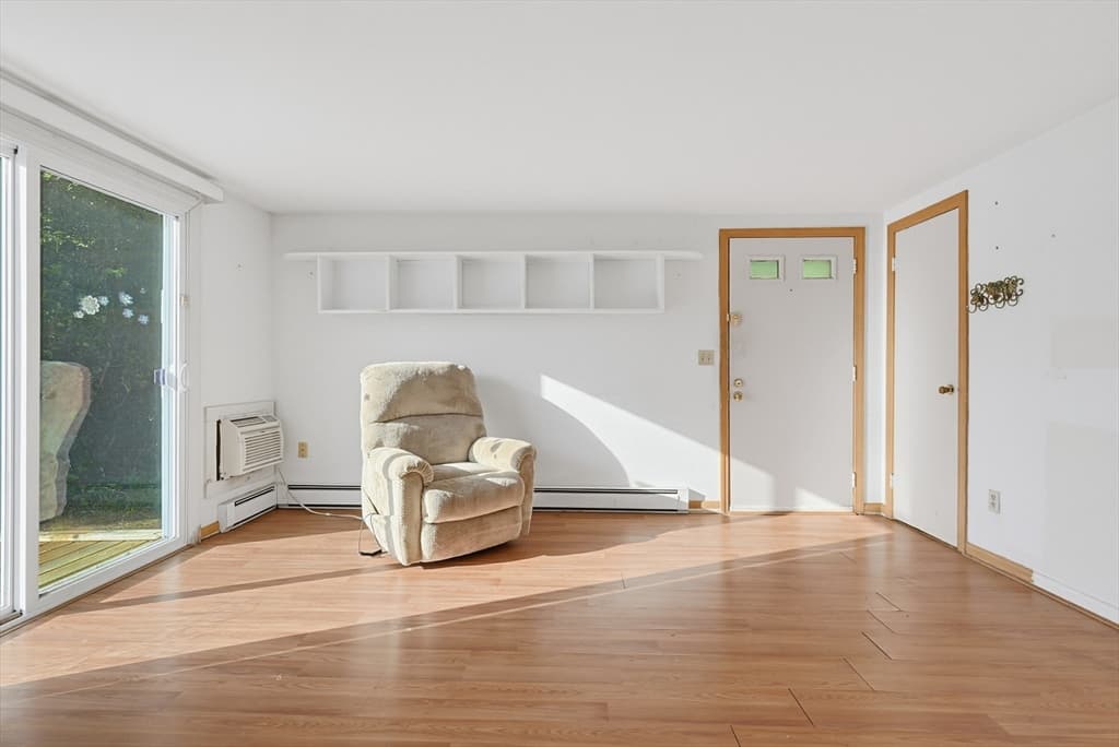 Condominium at 18 Cobb Ave # 18, Yarmouth MA 02675, Yarmouth, photo 5 of 29