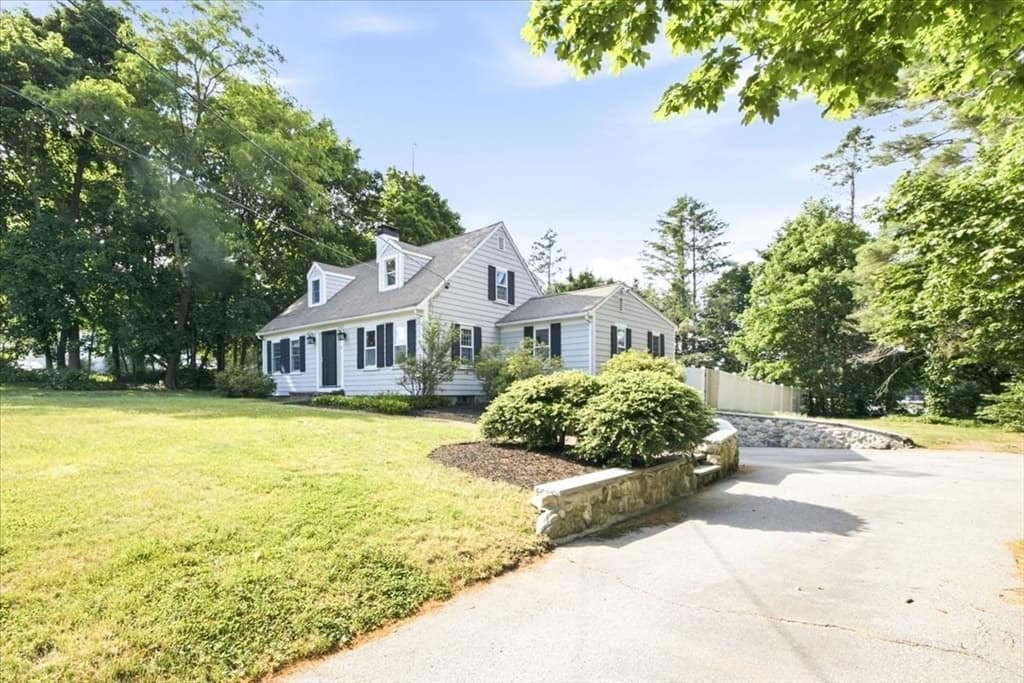 Single Family Residence at 320 First Parish Rd, Scituate MA 02066, photo 3 of 34