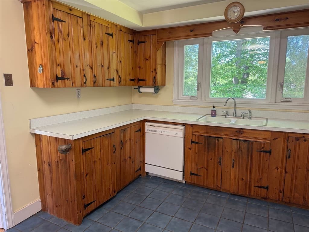 Single Family Residence at 50 Edgewood Rd, Shrewsbury MA 01545, Shrewsbury, photo 12 of 33