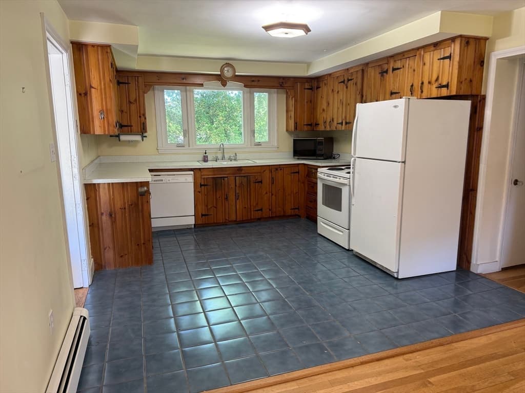 Single Family Residence at 50 Edgewood Rd, Shrewsbury MA 01545, Shrewsbury, photo 10 of 33
