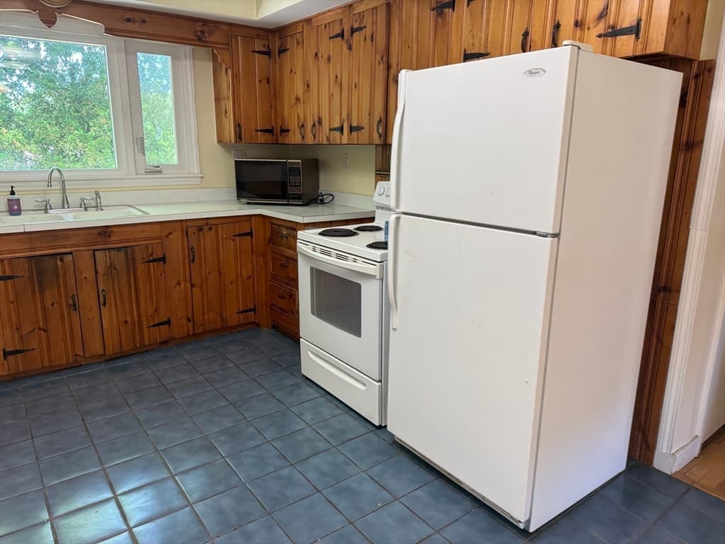 Single Family Residence at 50 Edgewood Rd, Shrewsbury MA 01545, Shrewsbury, photo 11 of 33