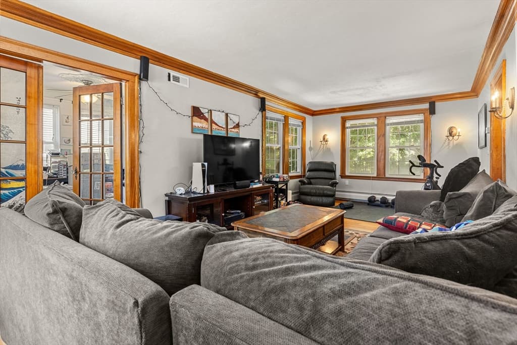 Single Family Residence at 10 Hardwick, Boston MA 02135, photo 8 of 24