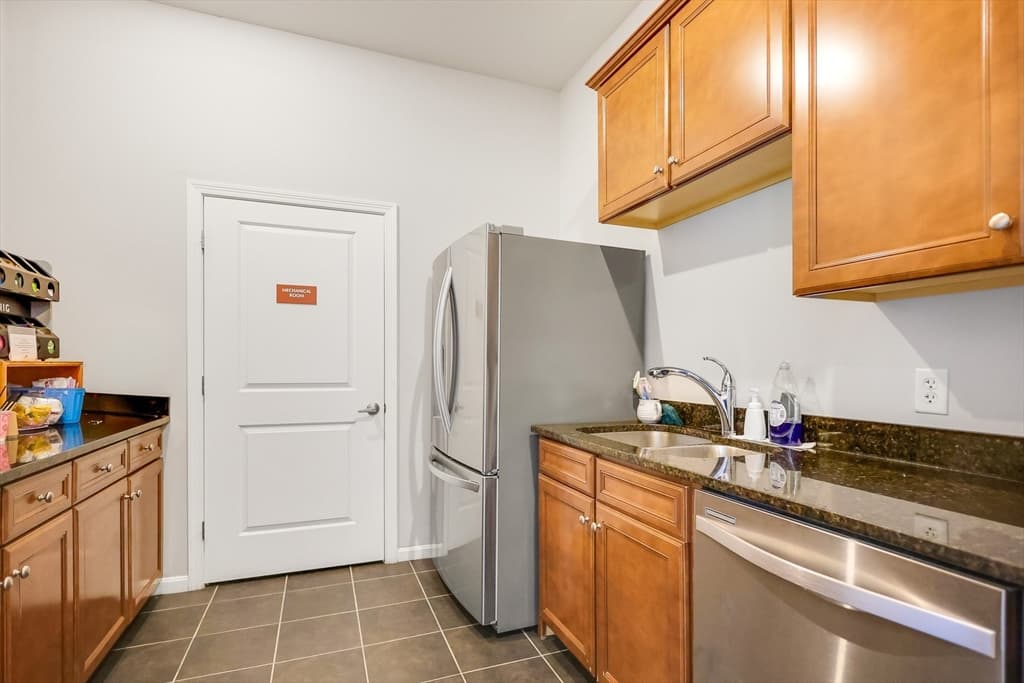 Condominium at 36 Abigail Way # 1009, Reading MA 01867, Reading, photo 24 of 29