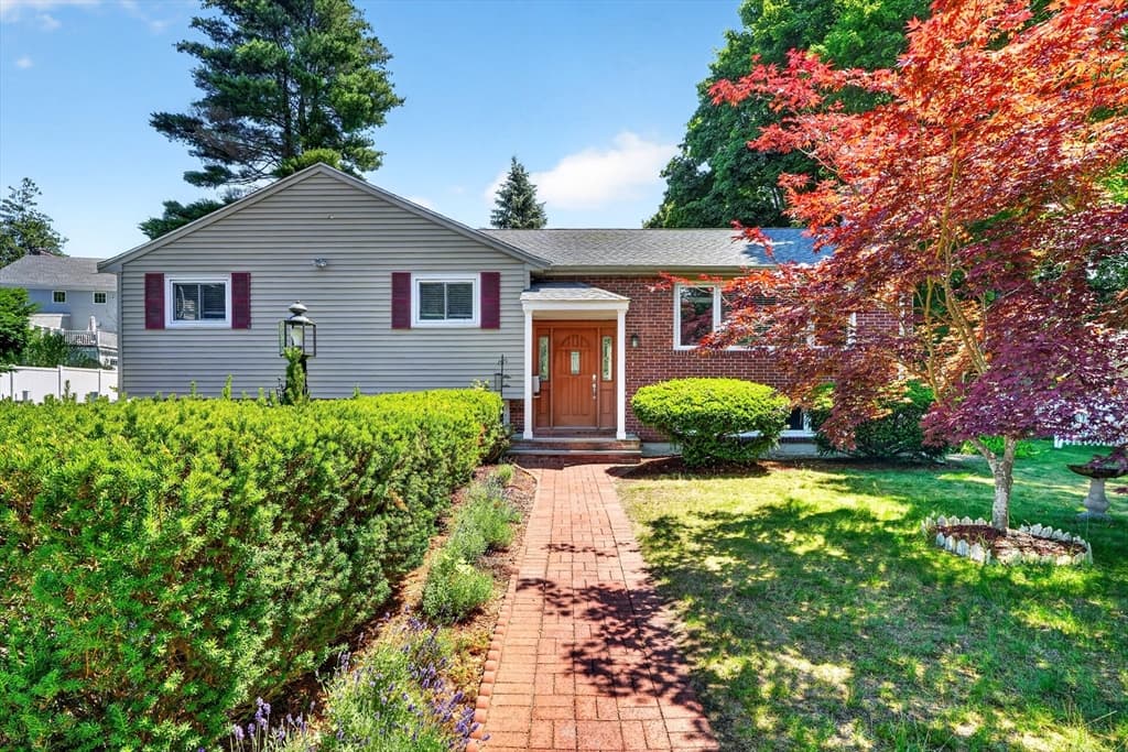 32 Bobolink Rd, Wellesley MA 02481