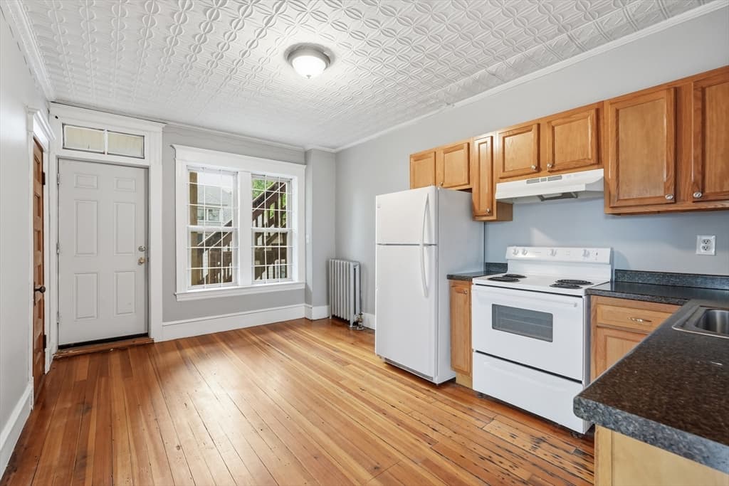 226-230 Sargeant St, Holyoke MA 01040 photo 4