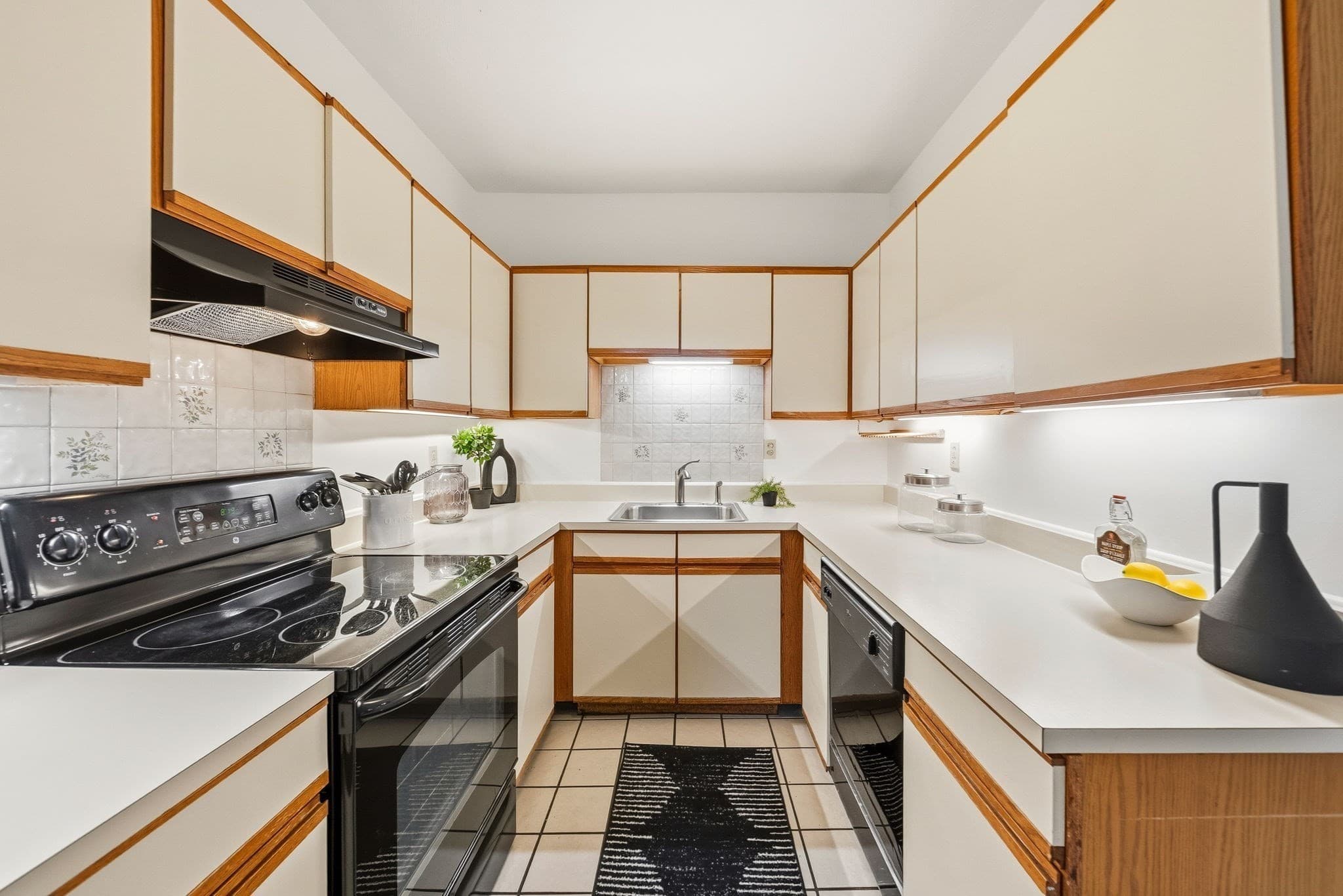 Condominium at 86 Walnut St # 3, Boston MA 02122, photo 14 of 38