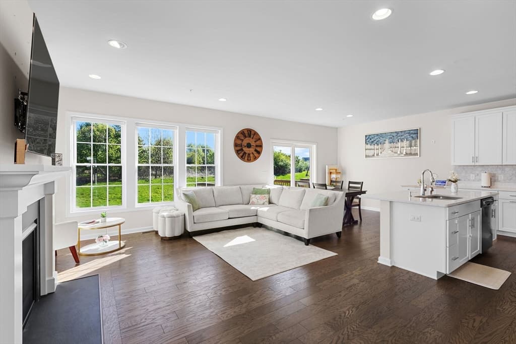Condominium at 30 Magnolia Drive # 30, Hopkinton MA 01748, photo 3 of 38
