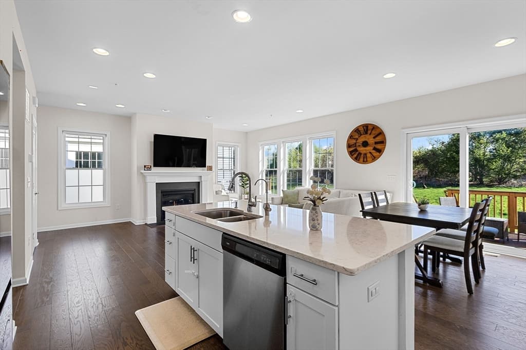 Condominium at 30 Magnolia Drive # 30, Hopkinton MA 01748, photo 5 of 38