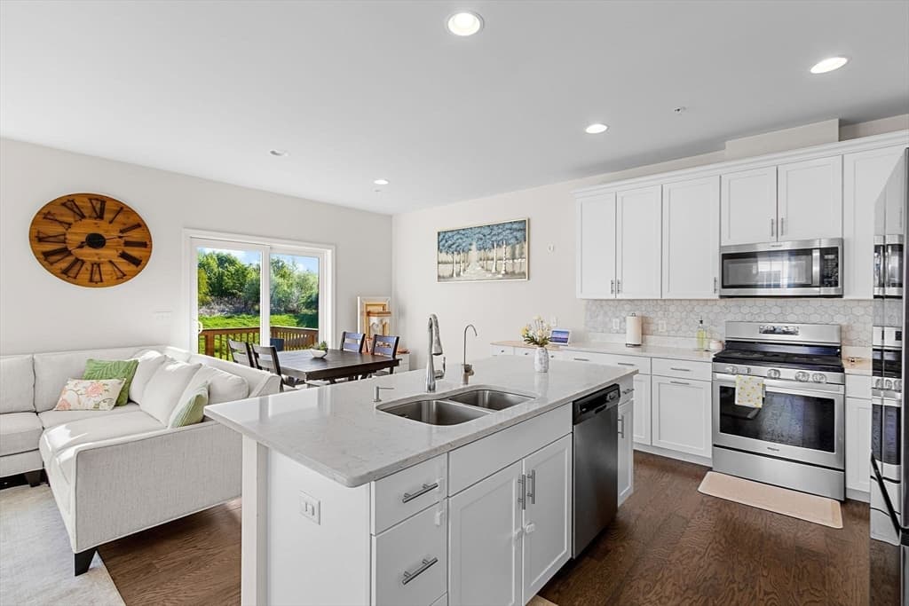 Condominium at 30 Magnolia Drive # 30, Hopkinton MA 01748, photo 9 of 38