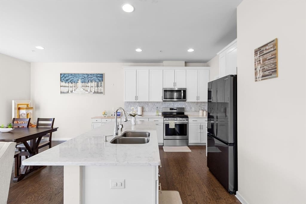 Condominium at 30 Magnolia Drive # 30, Hopkinton MA 01748, photo 8 of 38