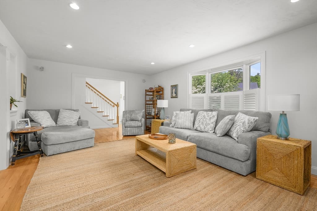 Single Family Residence at 29 Water View Circle, Barnstable MA 02632, photo 6 of 29