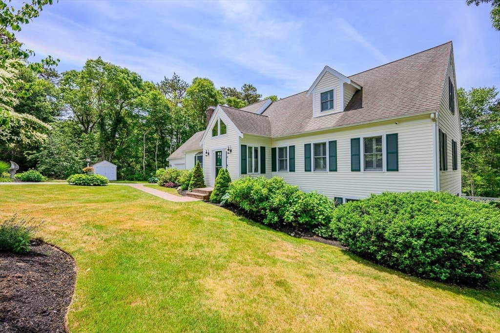 Single Family Residence at 29 Water View Circle, Barnstable MA 02632, photo 17 of 29