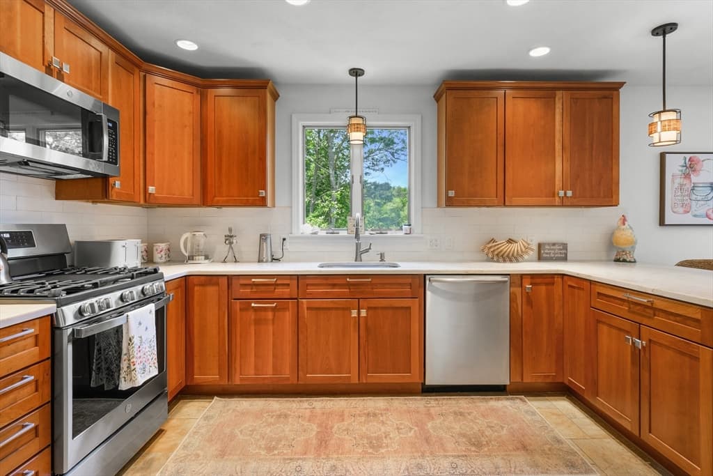 Single Family Residence at 29 Water View Circle, Barnstable MA 02632, photo 7 of 29
