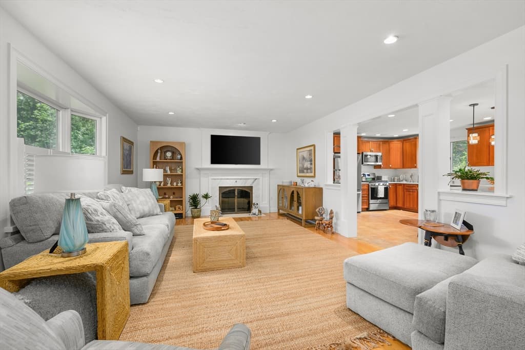 Single Family Residence at 29 Water View Circle, Barnstable MA 02632, photo 5 of 29