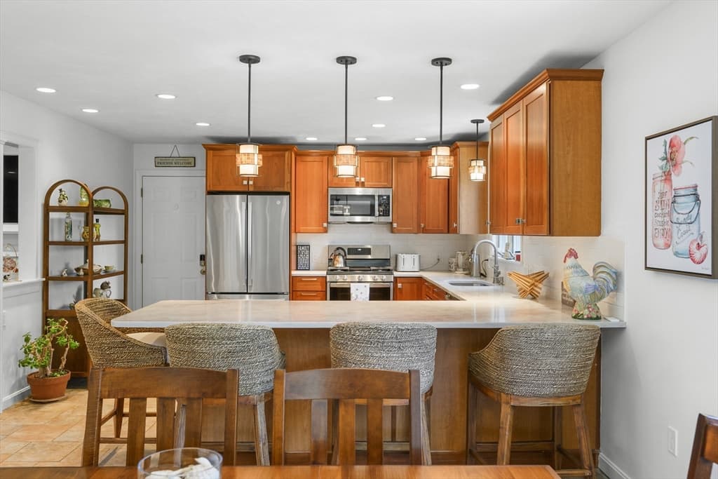 Single Family Residence at 29 Water View Circle, Barnstable MA 02632, photo 9 of 29