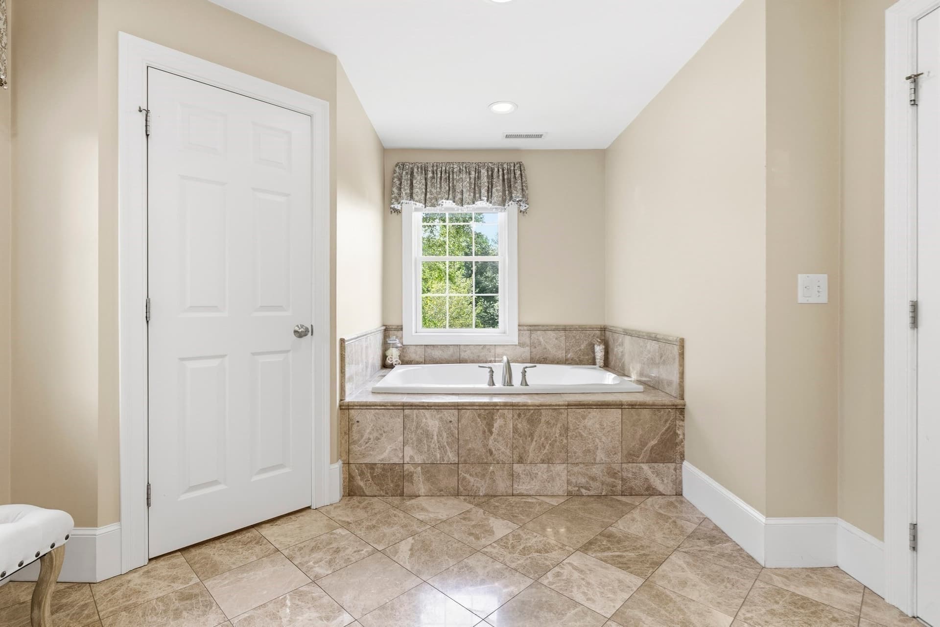 Single Family Residence at 11 Tappan Way, Lynnfield MA 01940, photo 19 of 38