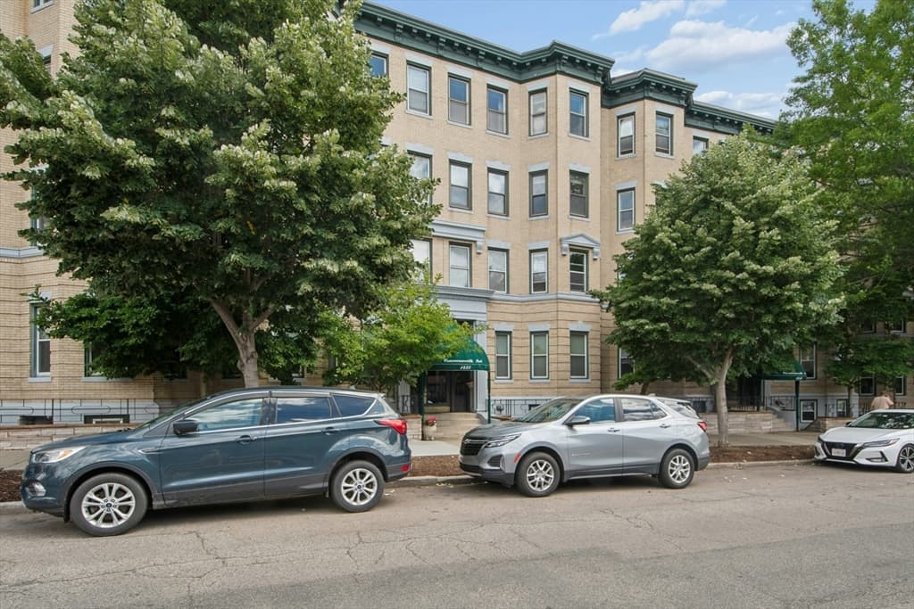 Condominium at 1423 Commonwealth # 503, Boston MA 02135, photo 2 of 15
