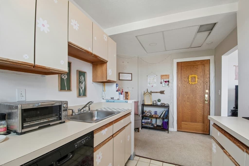 Condominium at 1423 Commonwealth # 503, Boston MA 02135, photo 6 of 15