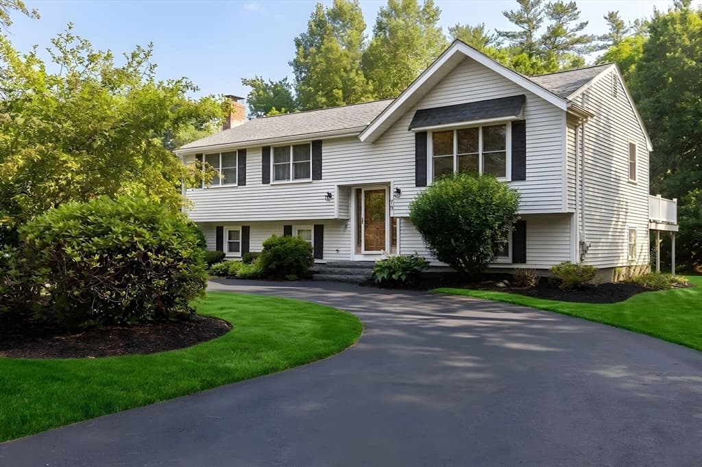 73 Highland St, Easton MA 02375