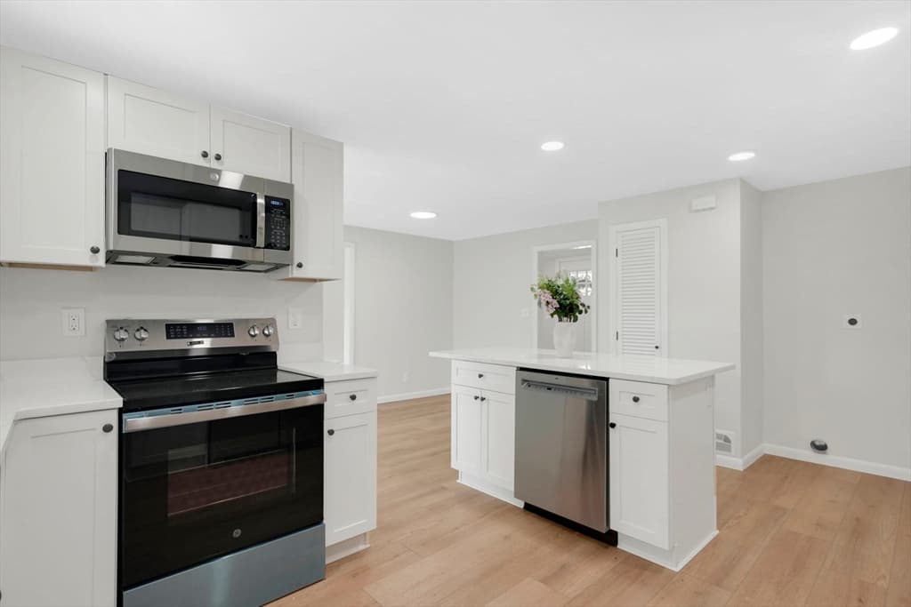 42 Wheeler Dr, Enfield CT 06082