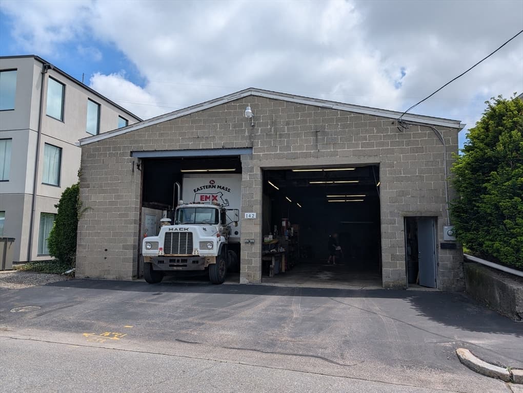 142 W Boylston Dr, Worcester MA 01606