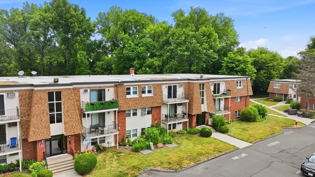 Condominium at 80 Damon Rd # 4302, Northampton MA 01060, Northampton, photo 2 of 25