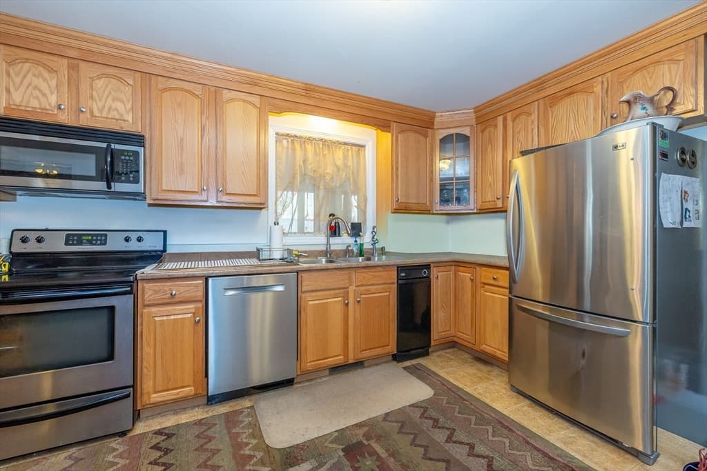 5 Poe Cir, Tyngsborough MA 01879 photo 3