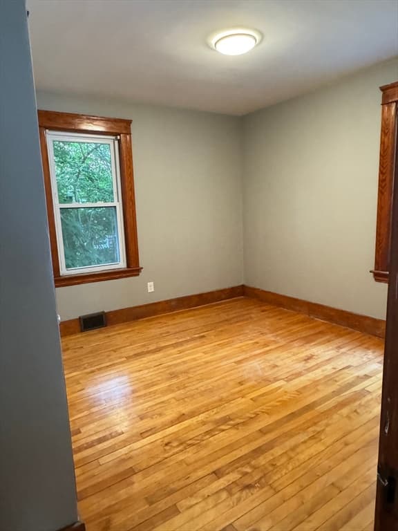 35 Standish St, Worcester MA 01604 photo 6