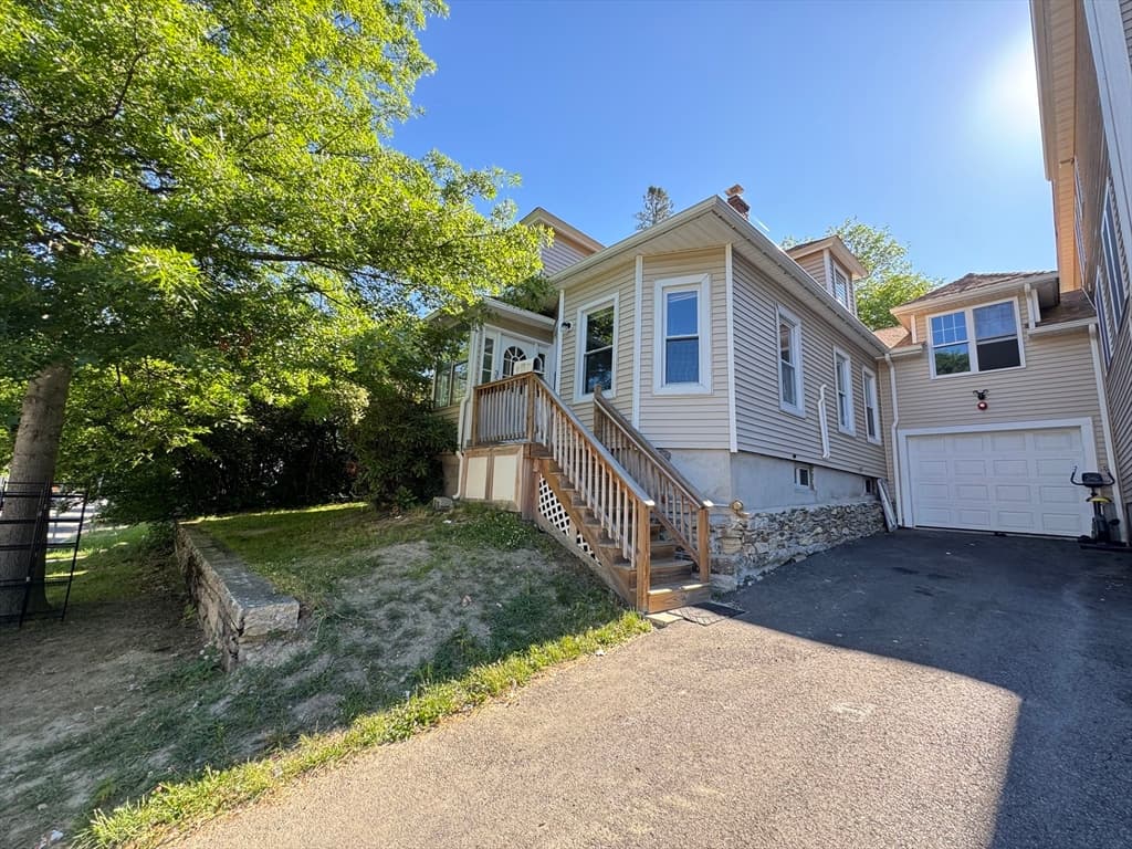 35 Standish St, Worcester MA 01604