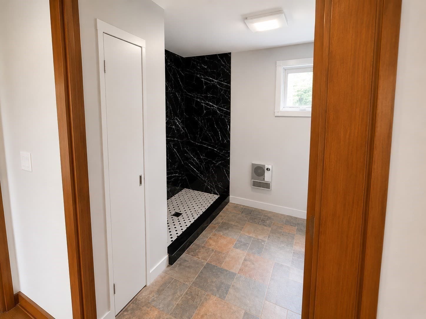 Single Family Residence at 650 Oxford St  S, Auburn MA 01501, photo 6 of 12