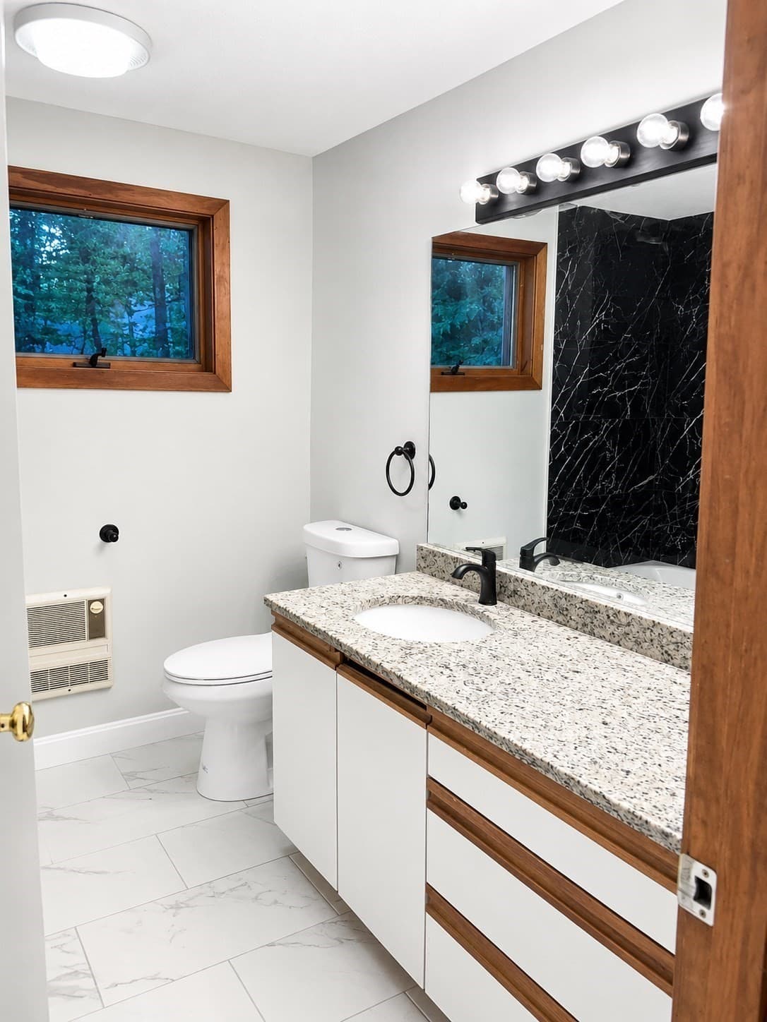 Single Family Residence at 650 Oxford St  S, Auburn MA 01501, photo 7 of 12